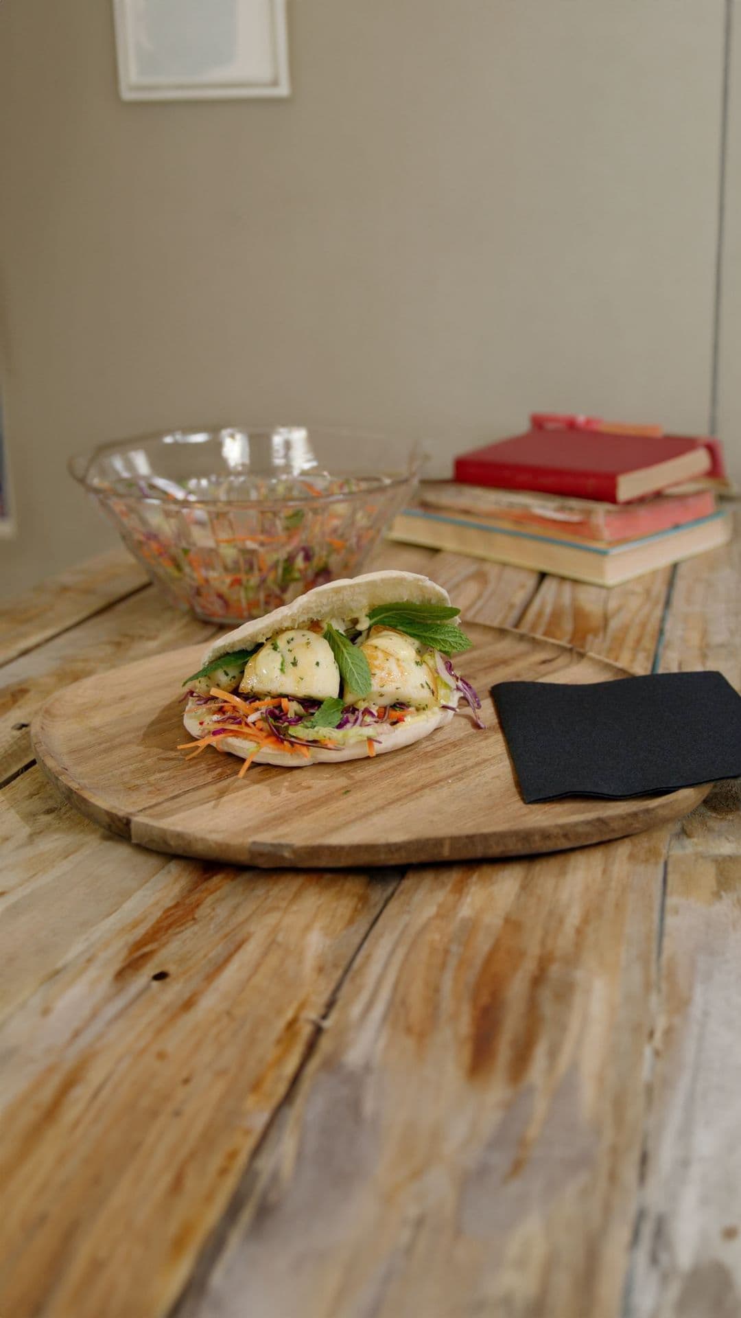 Pita met halloumi en curry-aioli