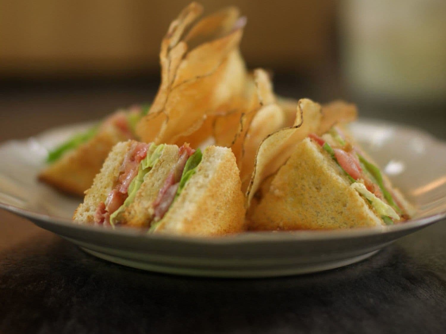 Classic BLT sandwich en aardappelchips
