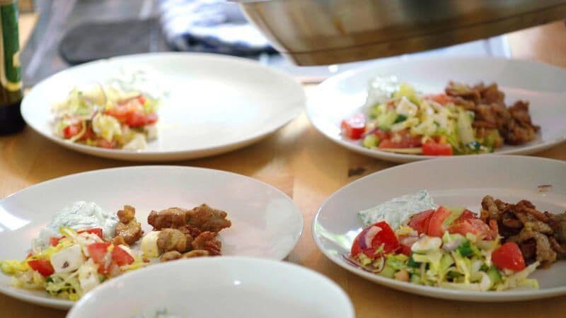 Frietjes met pitavlees, feta en tzatziki