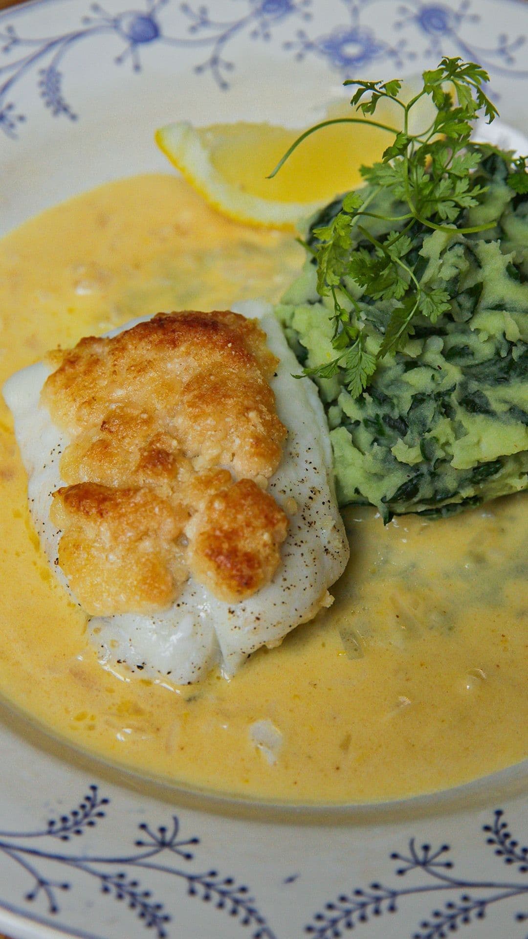Pladijs met parmezaankorst, spinaziepuree en beurre blanc van citroen