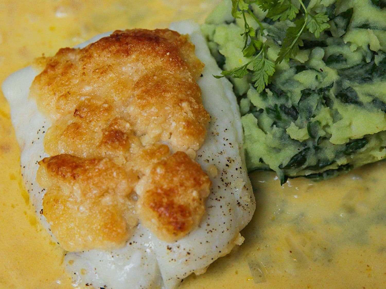 Pladijs met parmezaankorst, spinaziepuree en beurre blanc van citroen