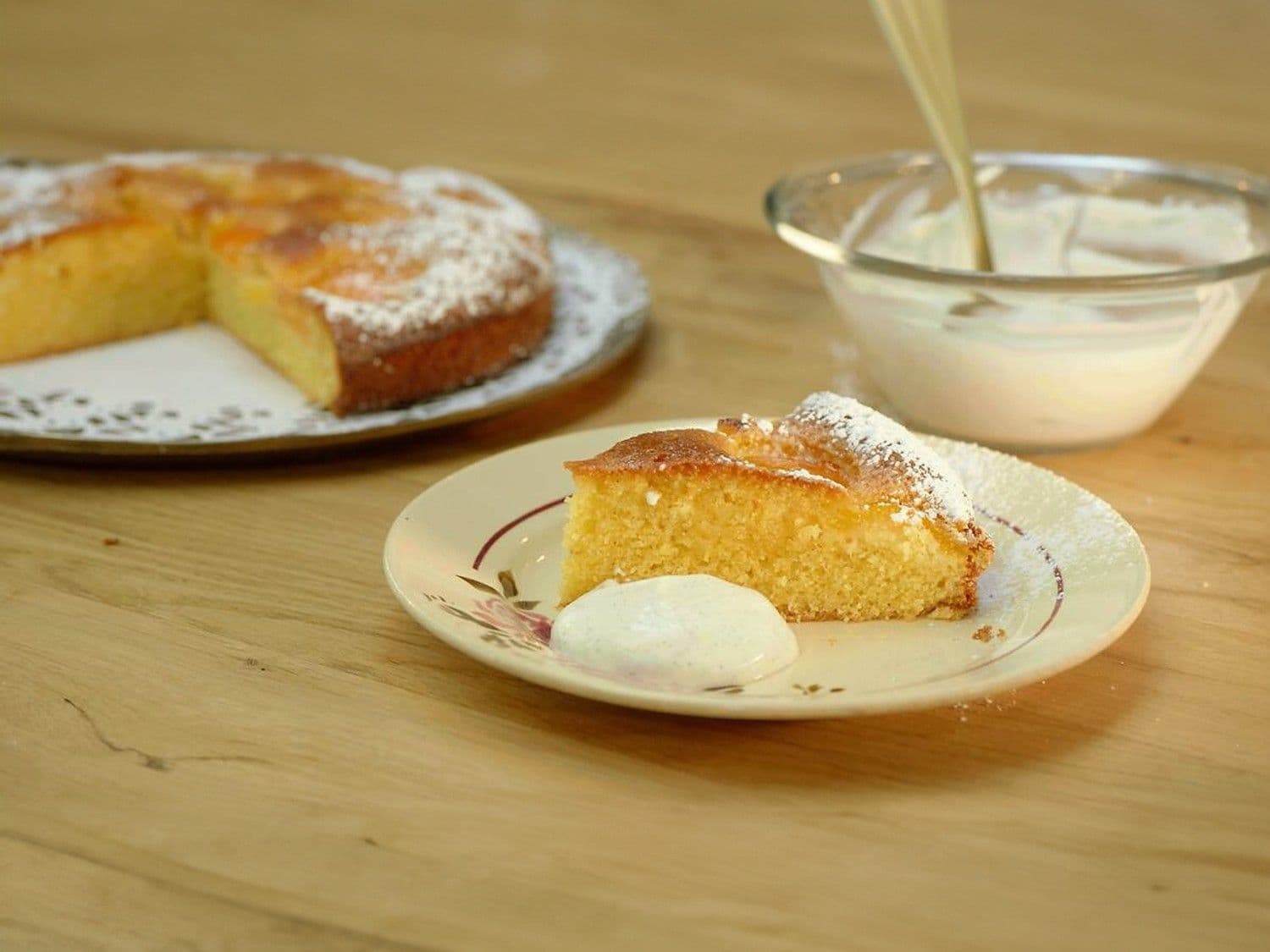 Polentacake met abrikozen, kardemom en plattekaas