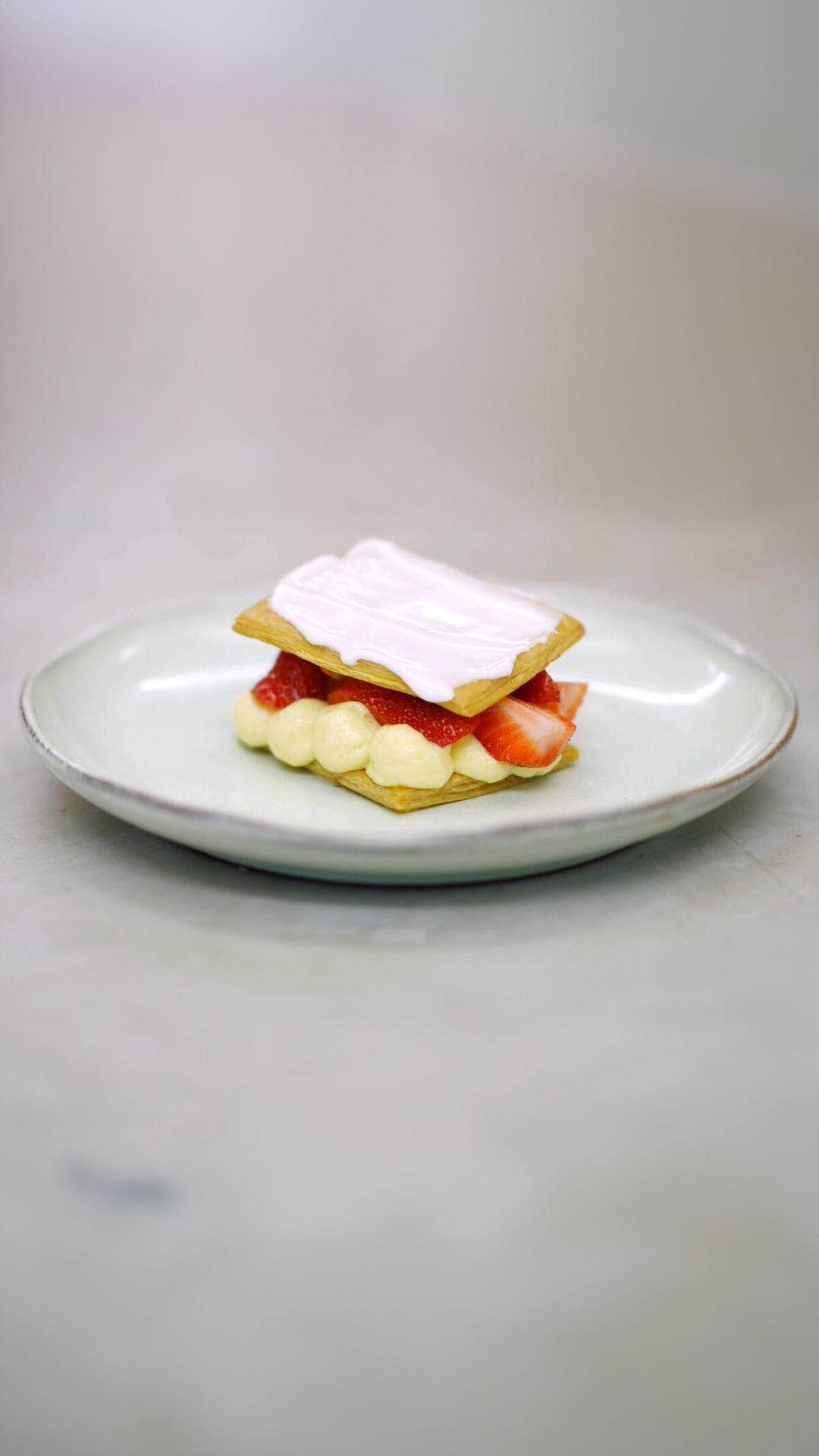 Tompoes met yoghurt en aardbeien