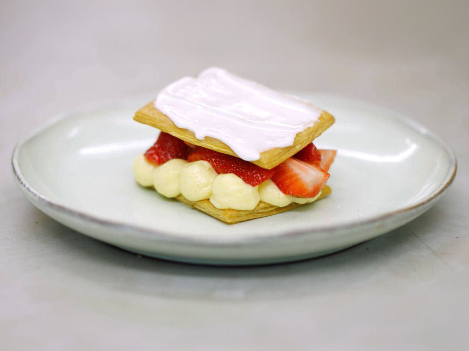 Tompoes met yoghurt en aardbeien