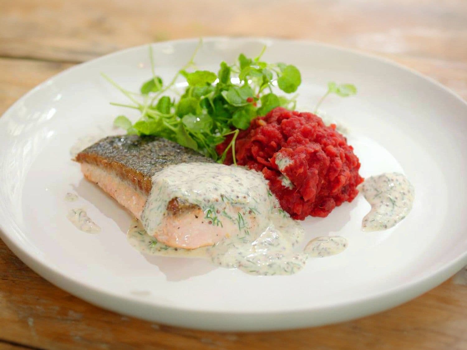 Zalm met stoemp van rode biet en honing-mosterddressing