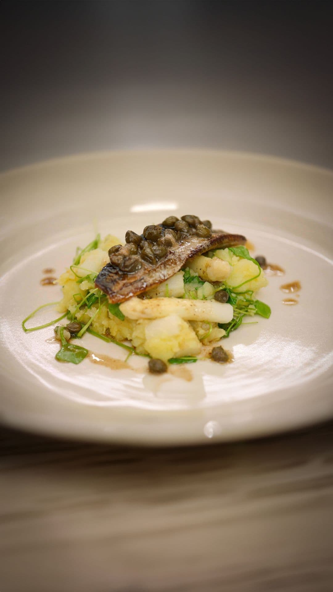 Bakharingen en geplette aardappelen  met witte asperges en postelein 