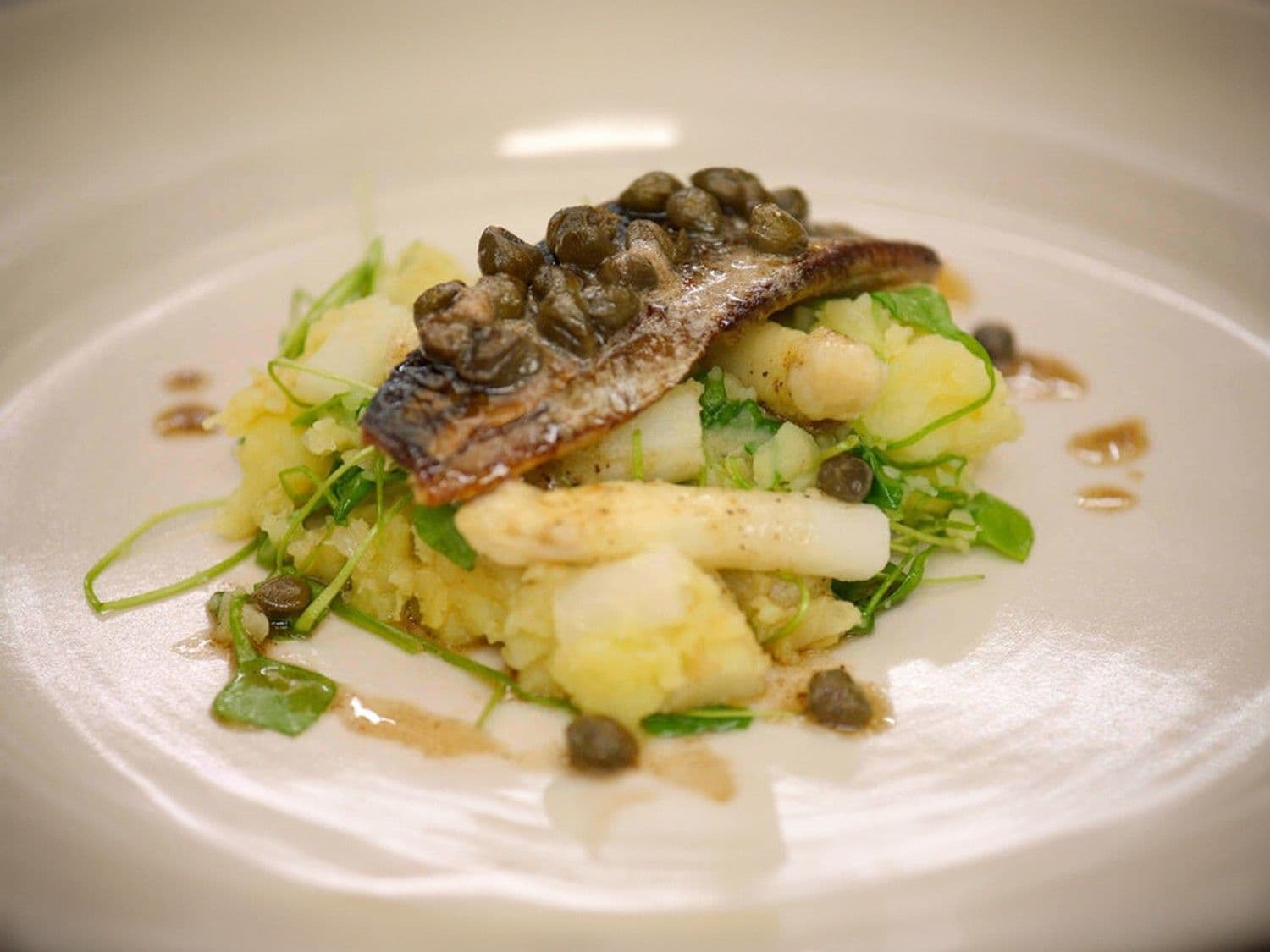 Bakharingen en geplette aardappelen  met witte asperges en postelein 