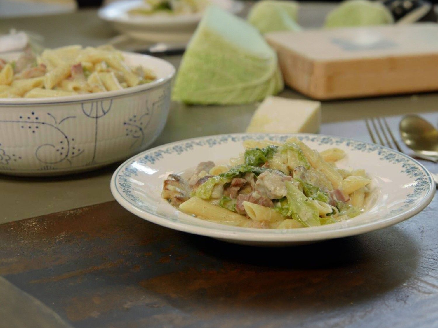 Penne met groene kool, spiering en spek