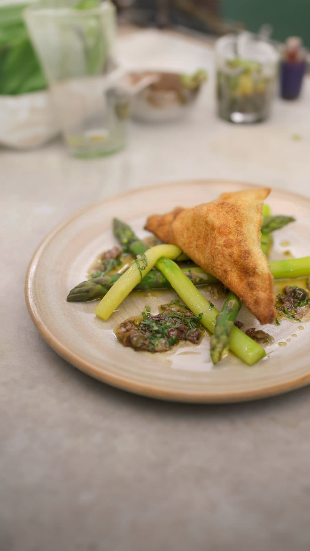 Krokante wonton-ravioli met geitenkaas en groene asperges 