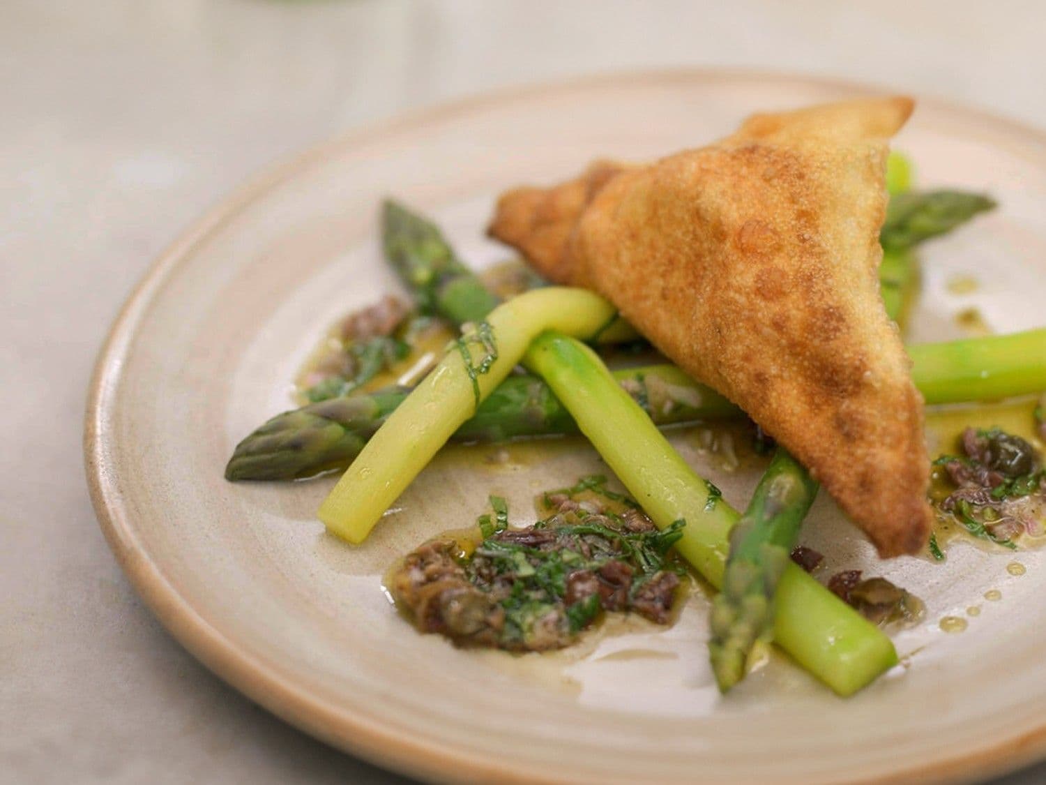 Krokante wonton-ravioli met geitenkaas en groene asperges 