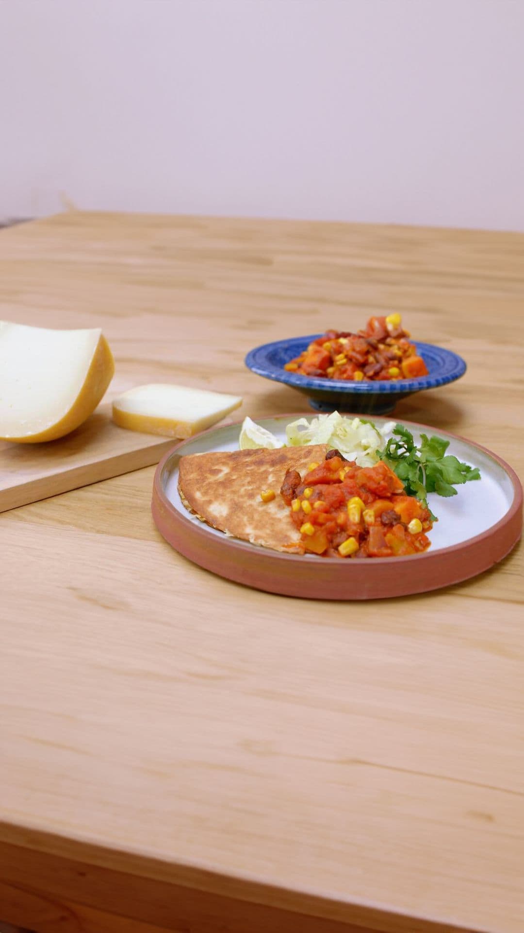 Chili sin carne met zoete aardappel en quesadilla van witte kool met brebis de Brakel