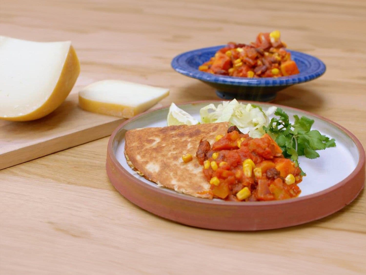 Chili sin carne met zoete aardappel en quesadilla van witte kool met brebis de Brakel