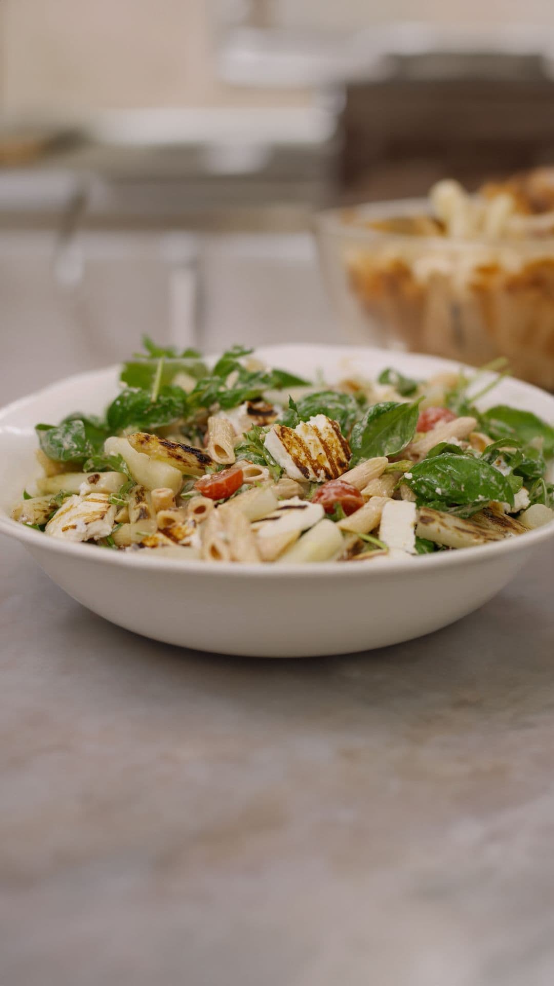 Pastasalade met gegrilde halloumi en asperges