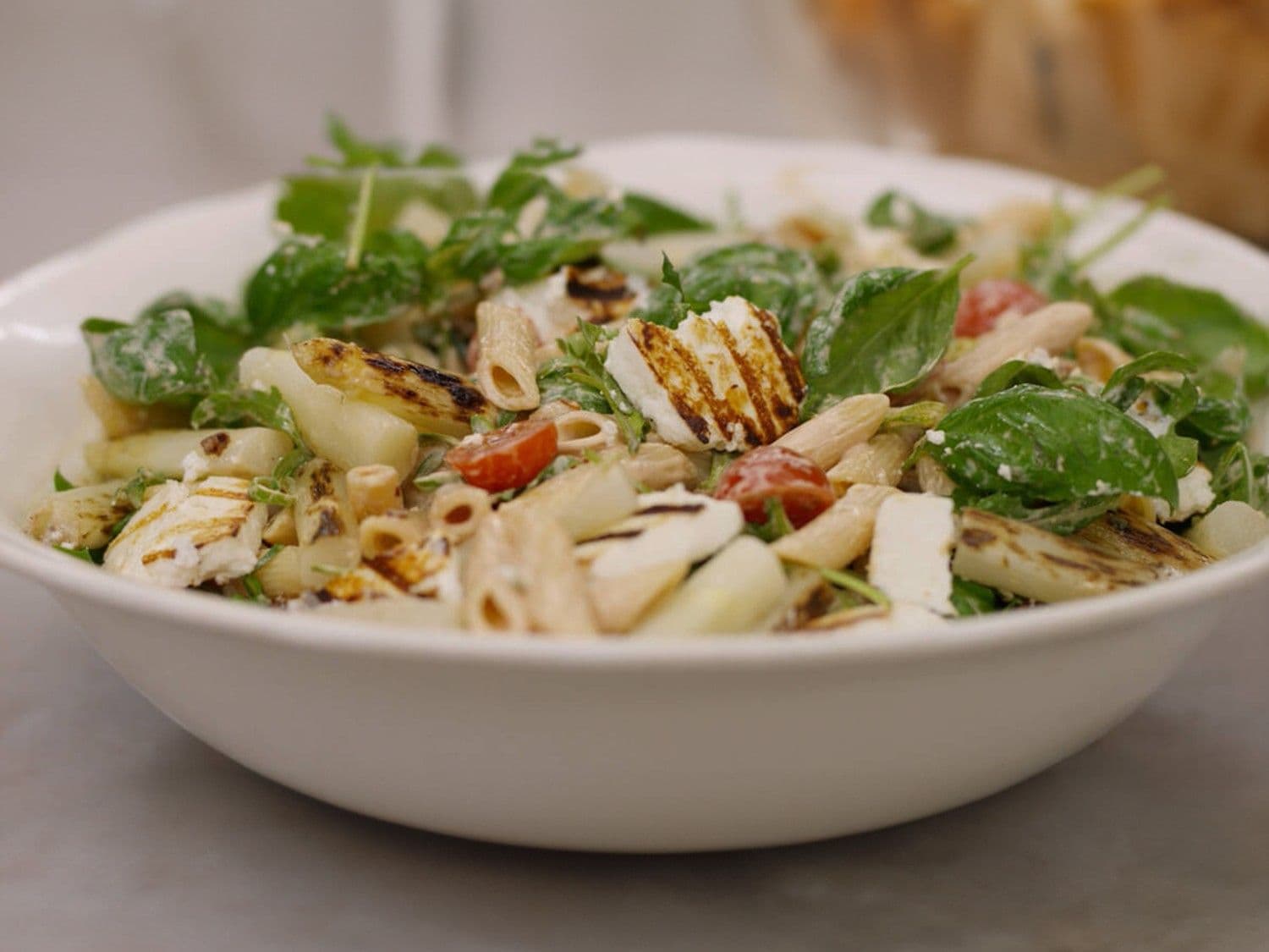 Pastasalade met gegrilde halloumi en asperges