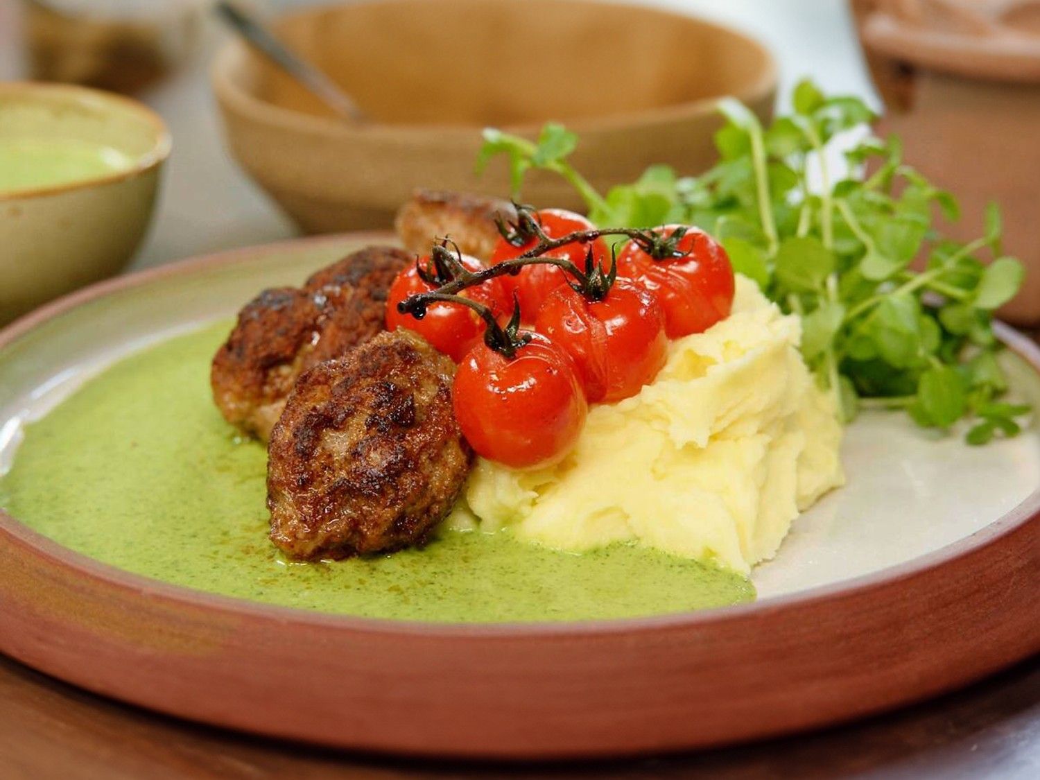 Balletjes in ’t groen met puree en gepofte kerstomaten