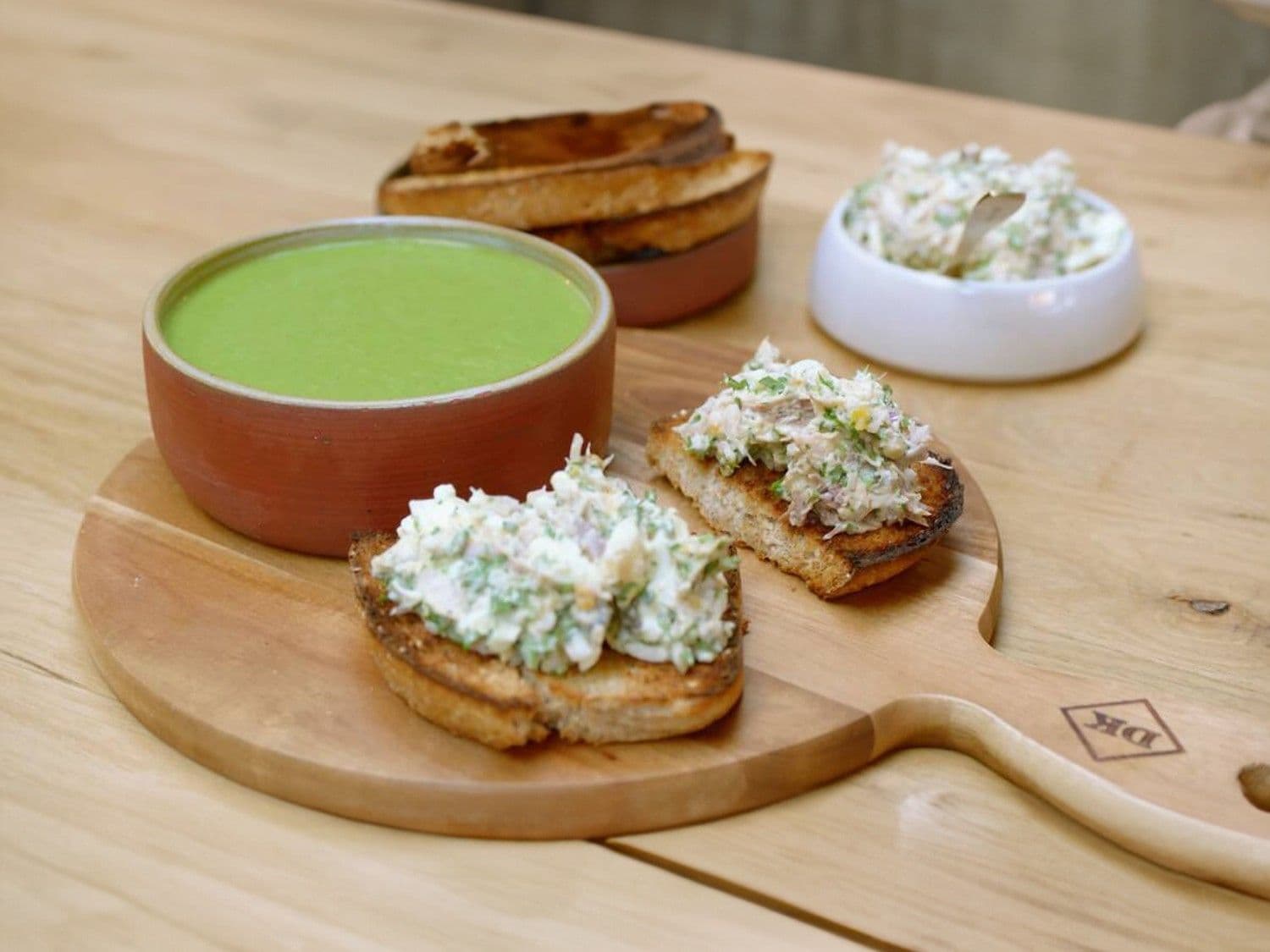Koude courgette-avocadosoep, roggetoast en tartaar met makreel