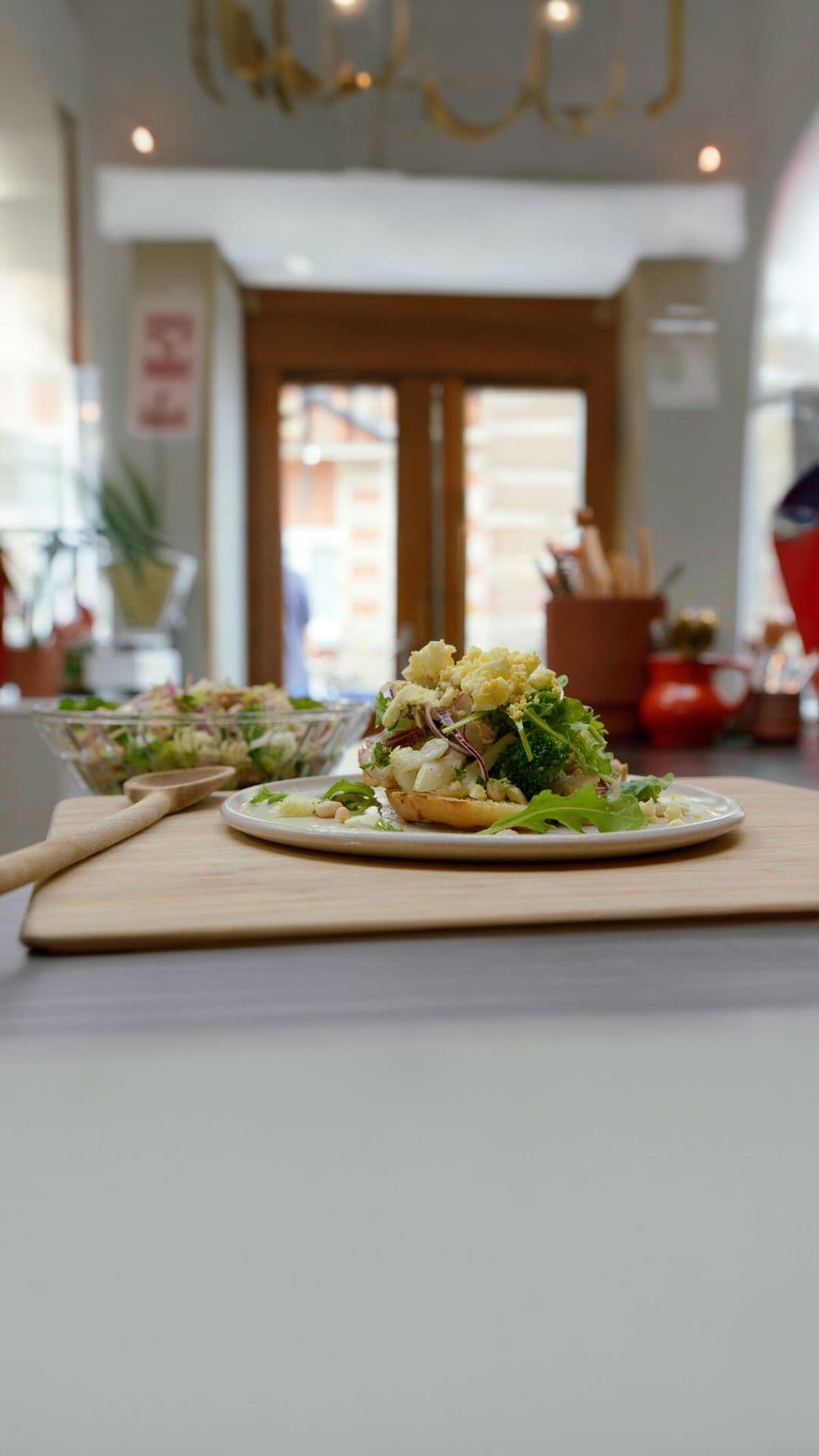 Salade met broccoli, witte boontjes, selder en tonijn