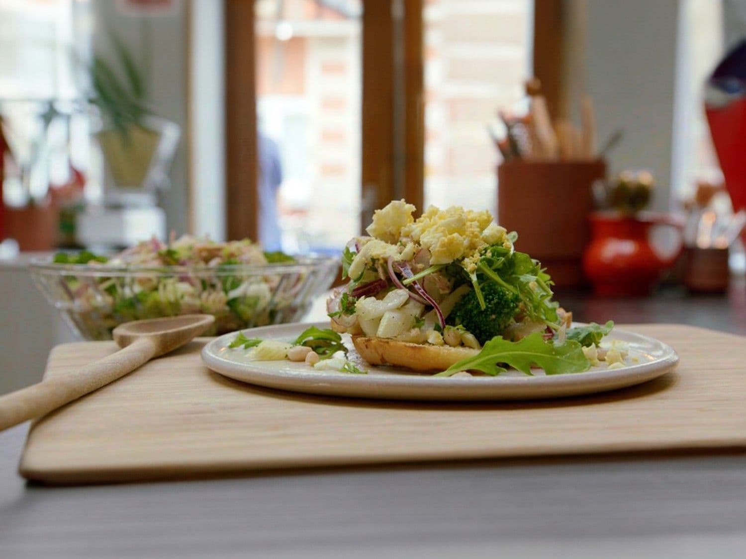 Salade met broccoli, witte boontjes, selder en tonijn