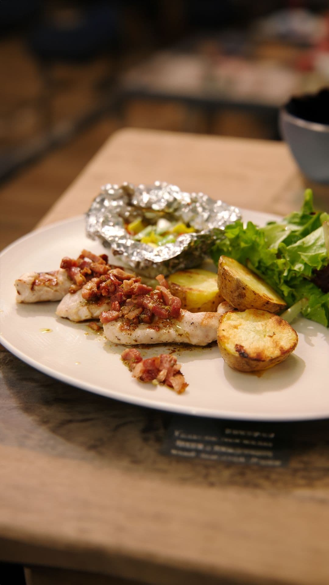 Konijnfilets met spekvinaigrette en groenten in papillot