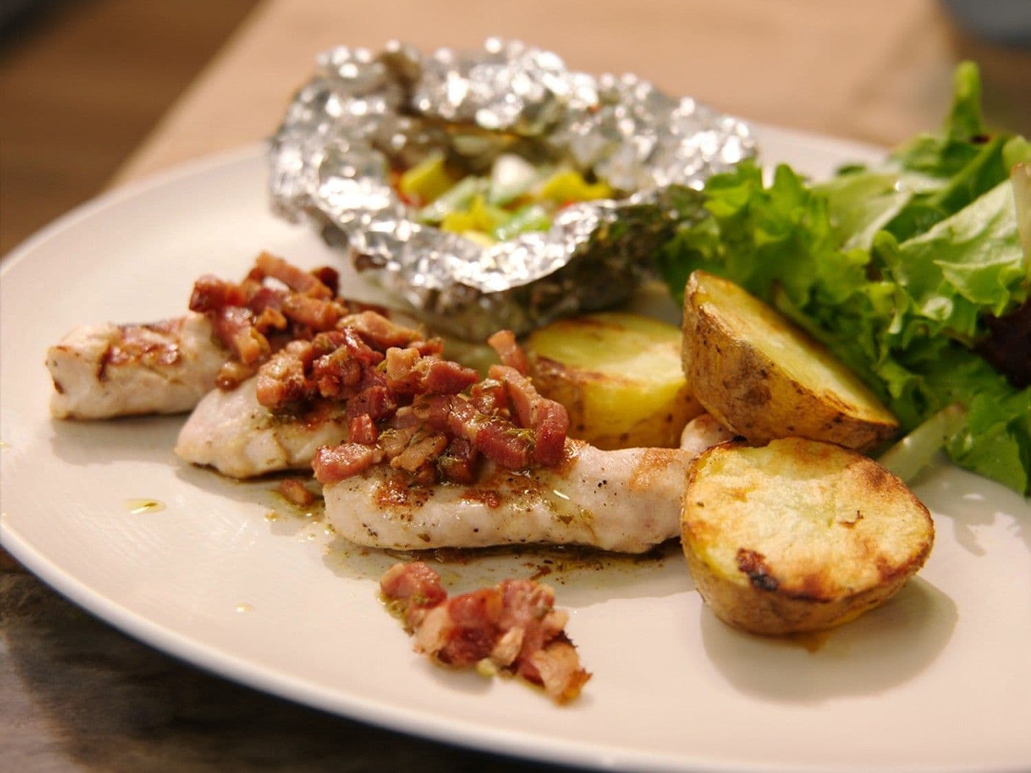 Konijnfilets met spekvinaigrette en groenten in papillot