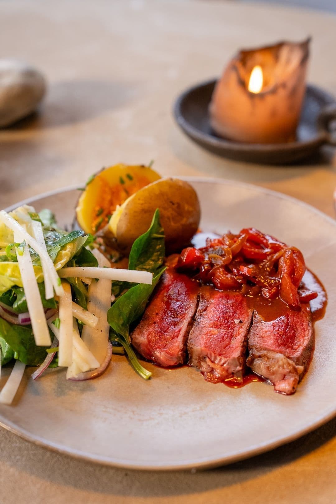 Entrecote, gepofte 'nduja-aardappel, BBQ-piperade en salade met koolrabi