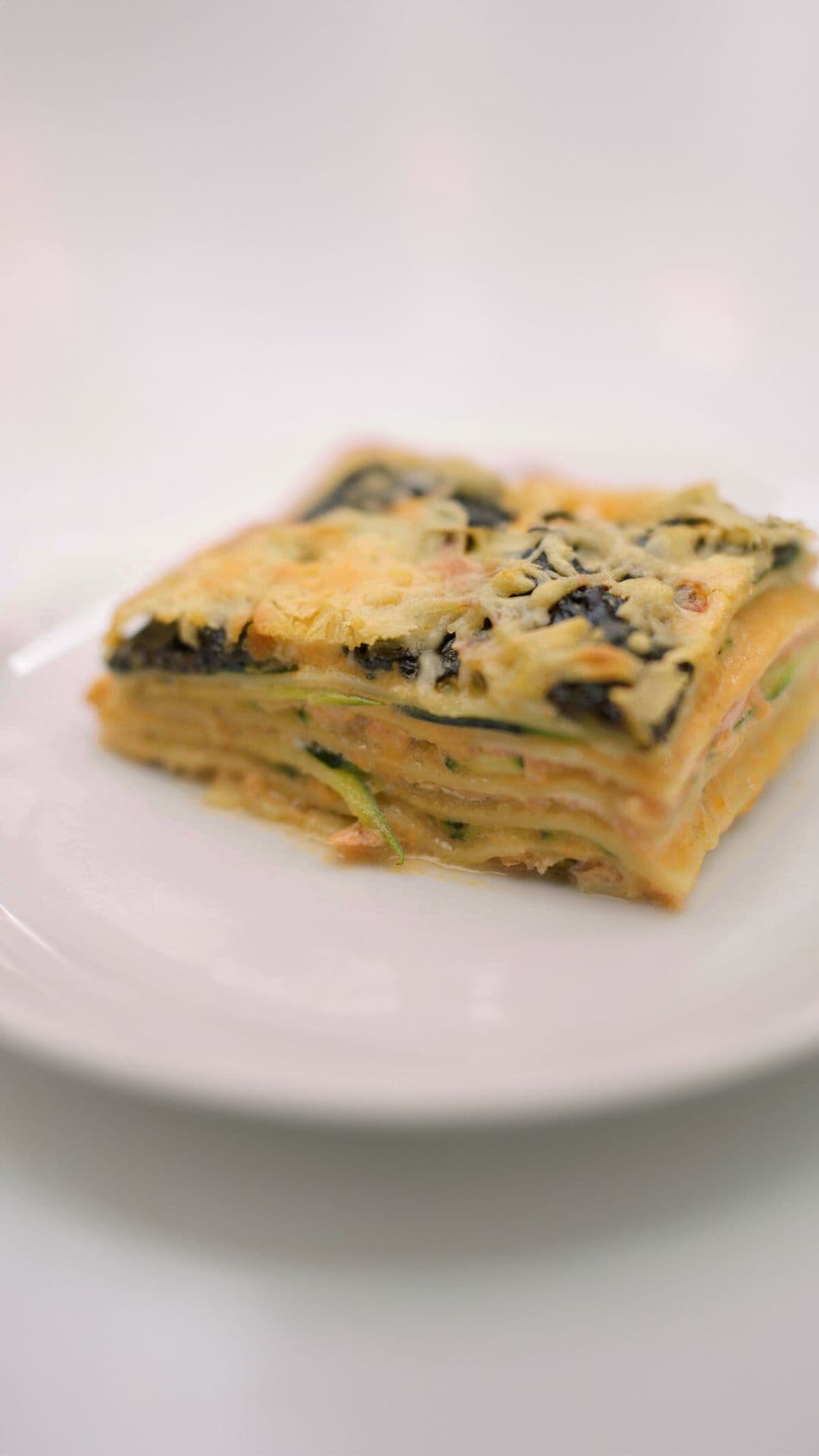 Lasagne met gerookte zalm, courgette en spinazie