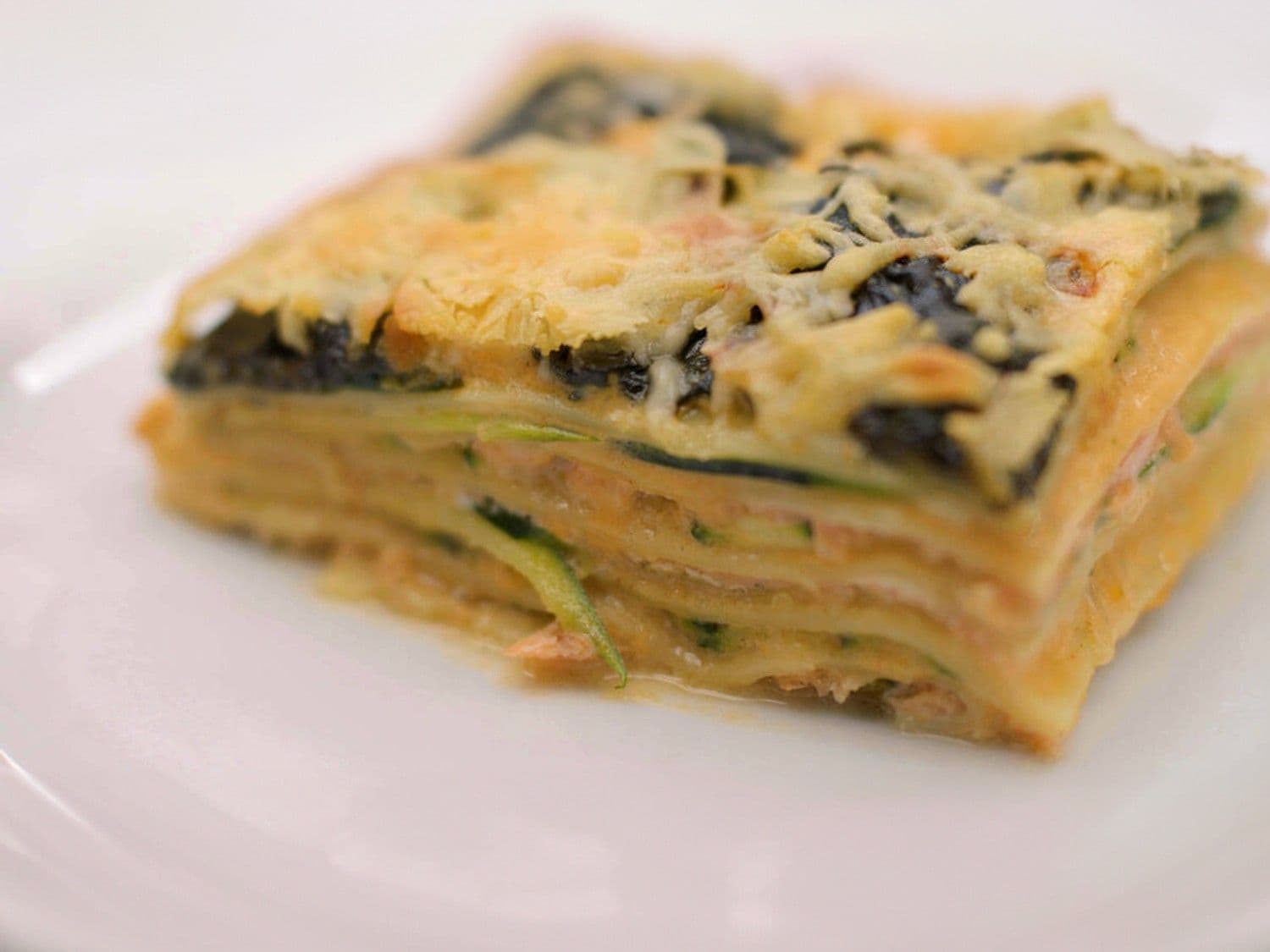 Lasagne met gerookte zalm, courgette en spinazie