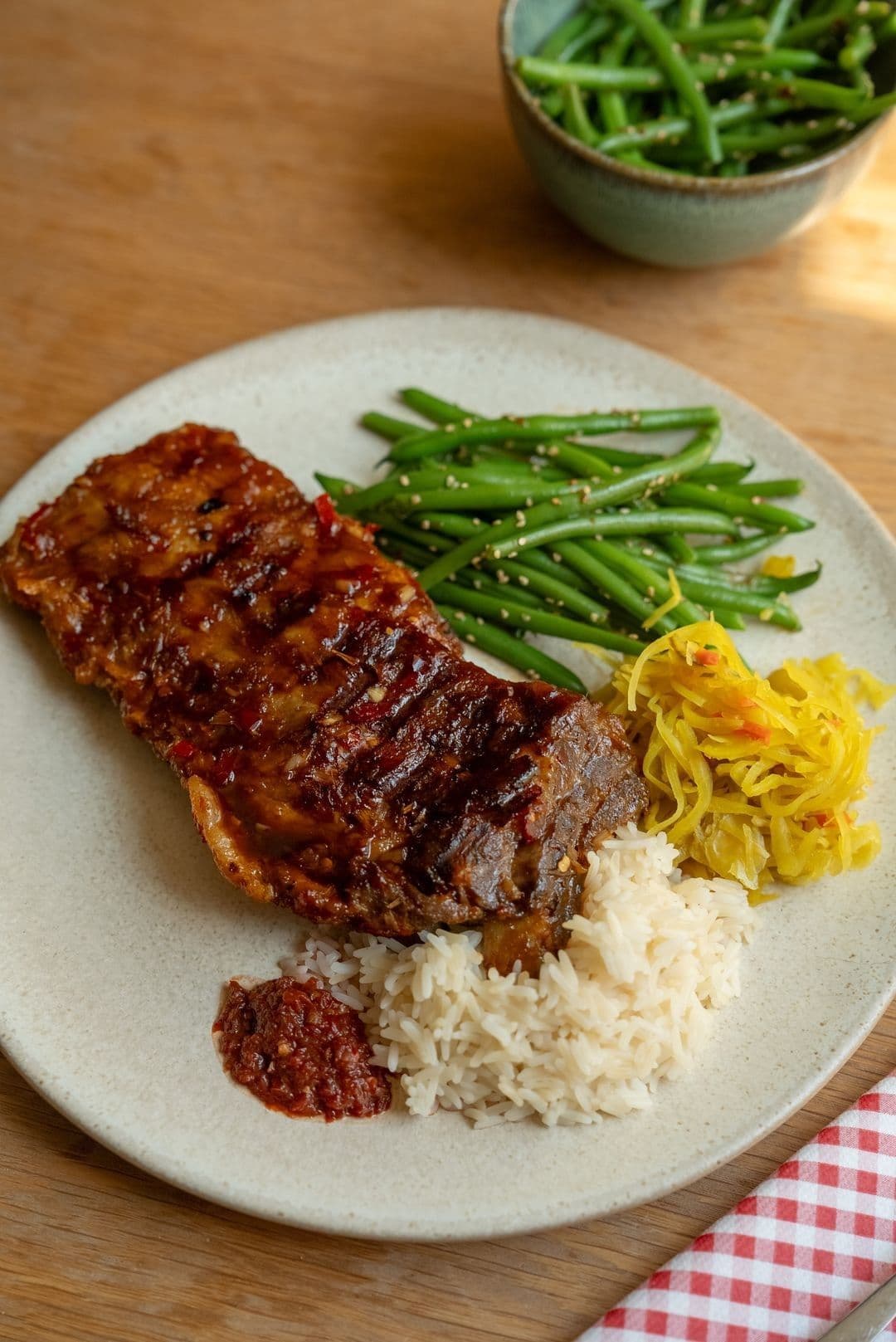 Iga Bakar met rijst, boontjes en atjar