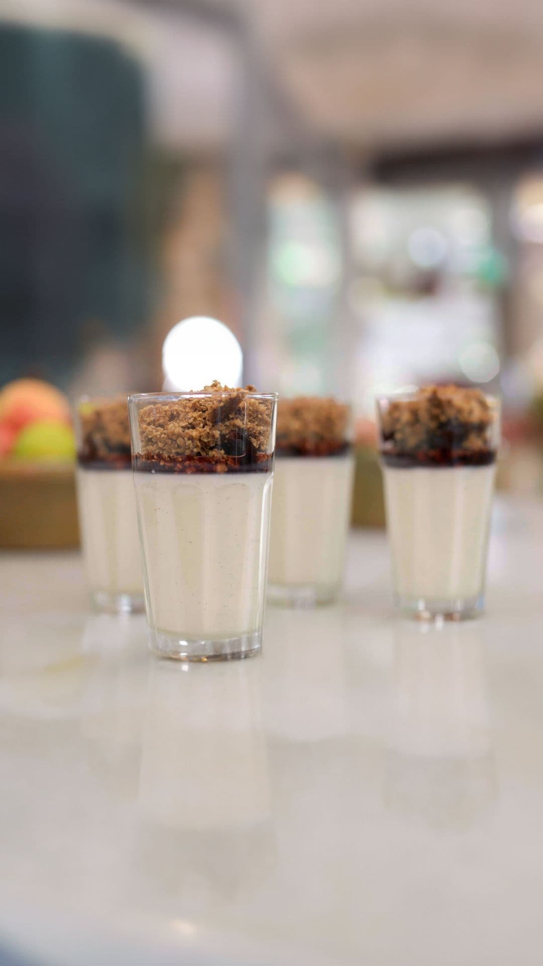 Panna cotta met yoghurt en pruimen in porto