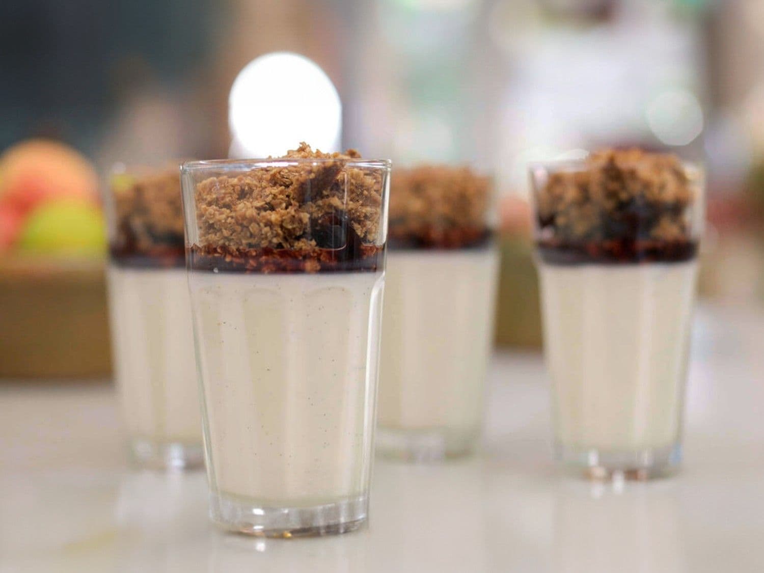 Panna cotta met yoghurt en pruimen in porto