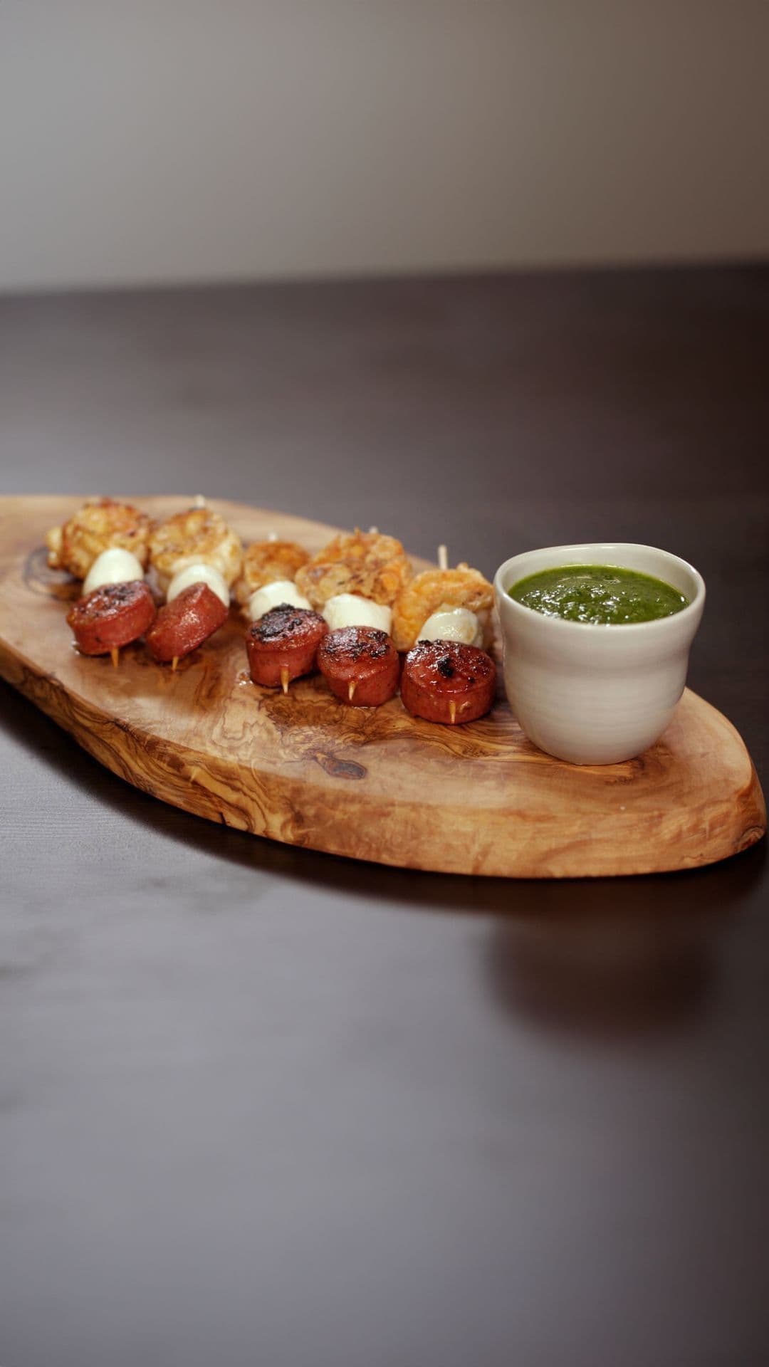 Chorizo-scampi-prikkers met salsa verde