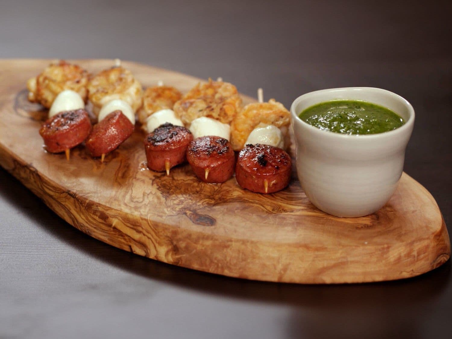 Chorizo-scampi-prikkers met salsa verde