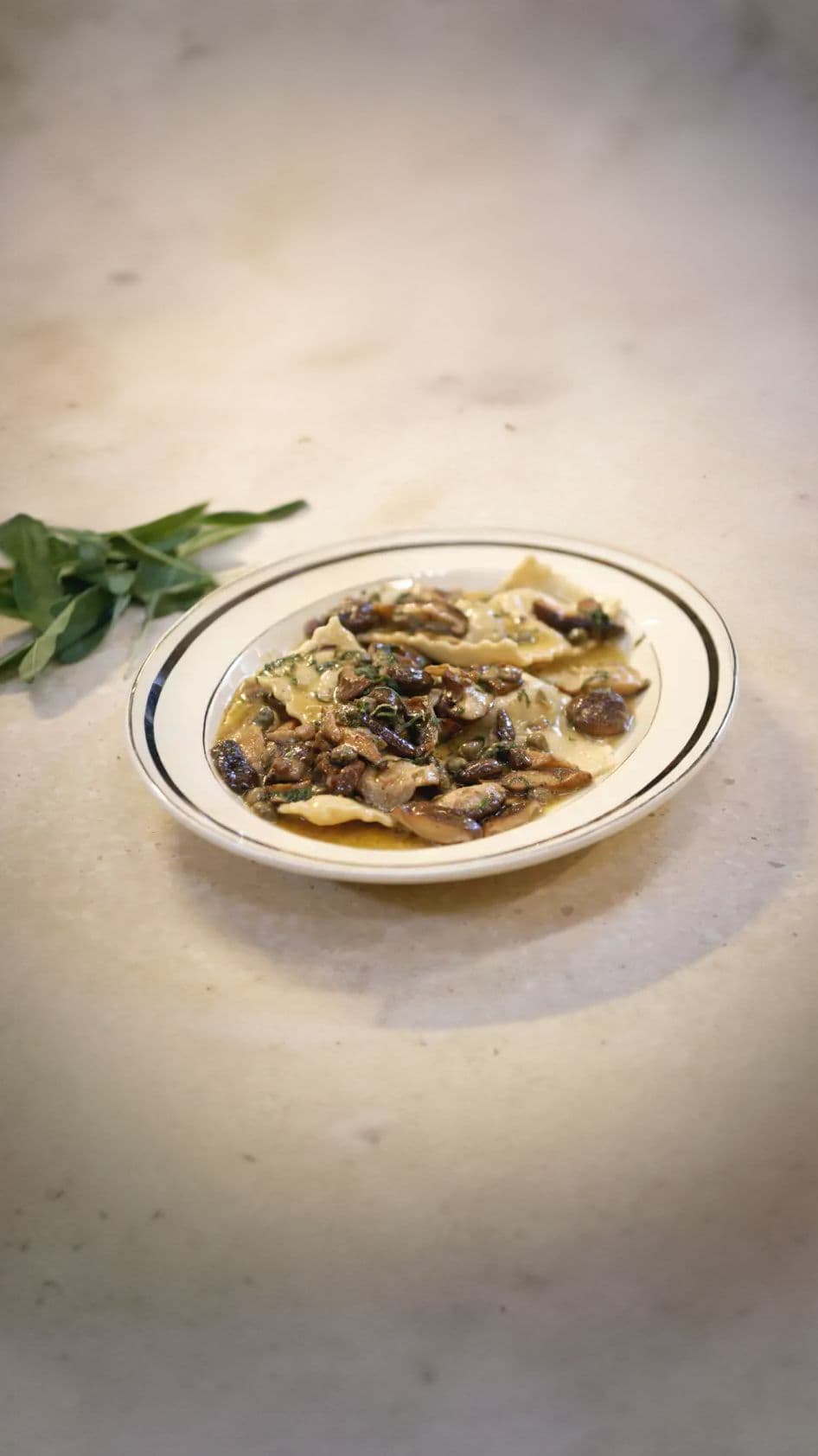 Ravioli met gerijpte geitenkaas en kappertjesboter