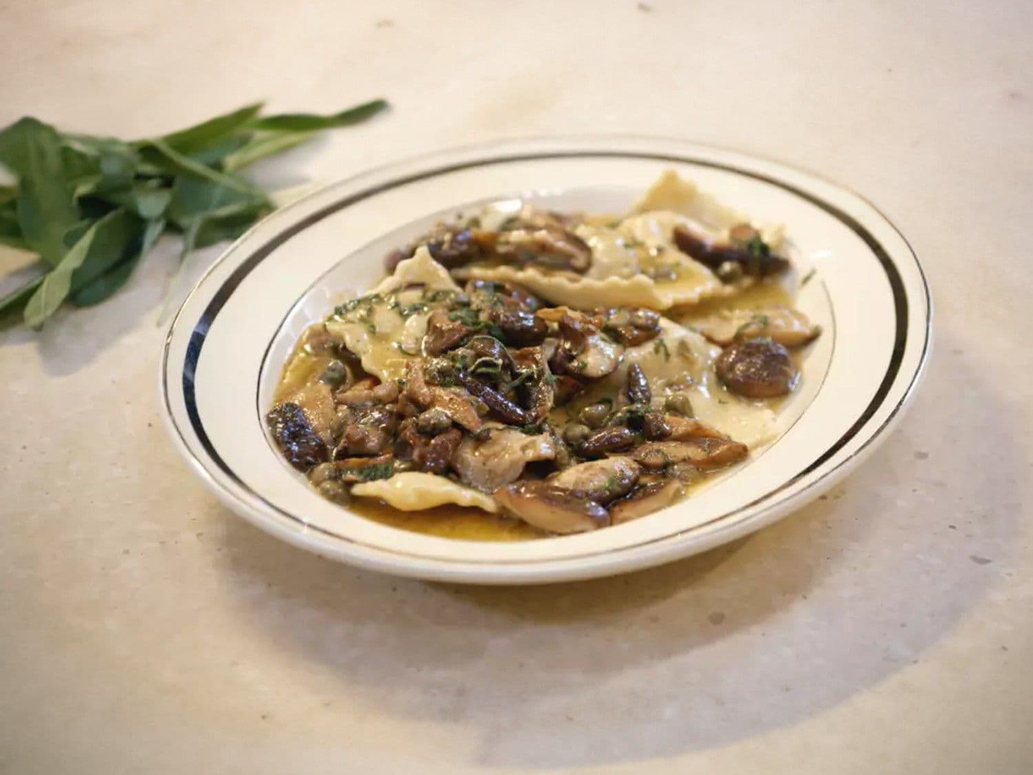 Ravioli met gerijpte geitenkaas en kappertjesboter