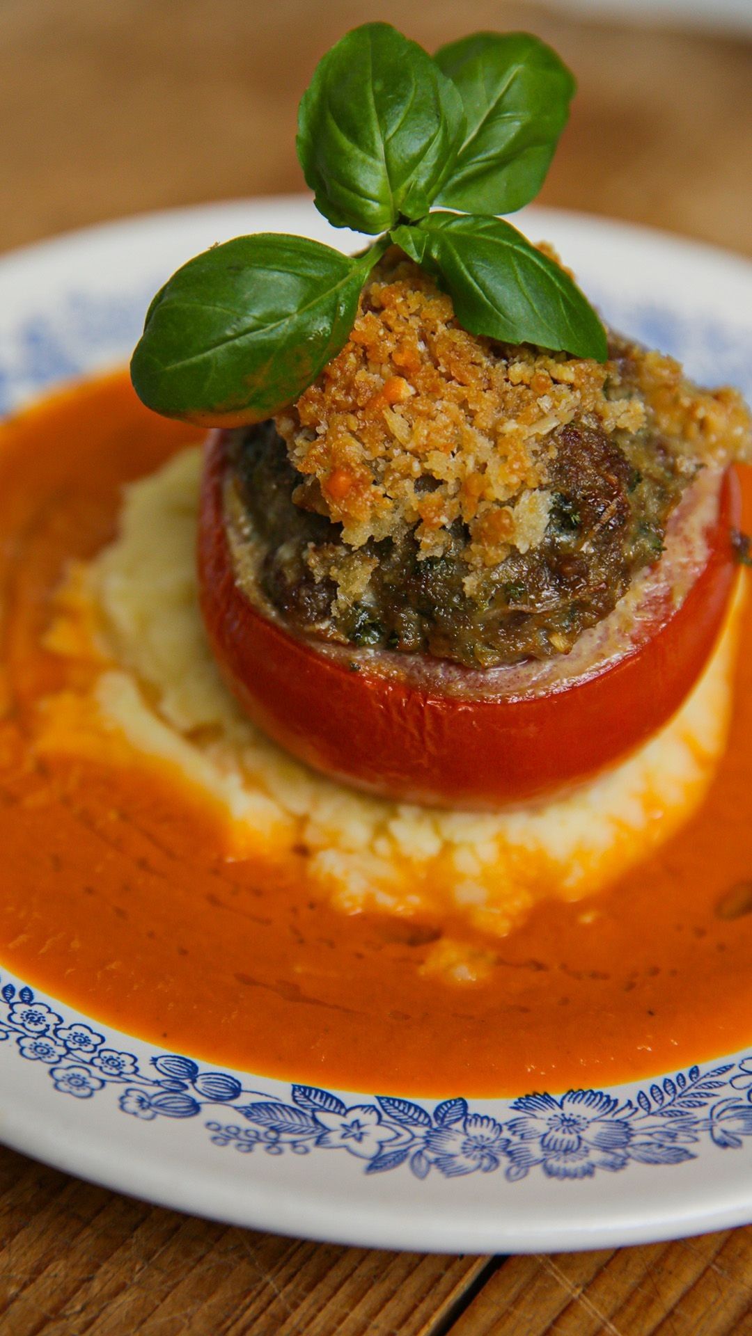 Gevulde tomaten met tomatensaus en parmezaanpuree