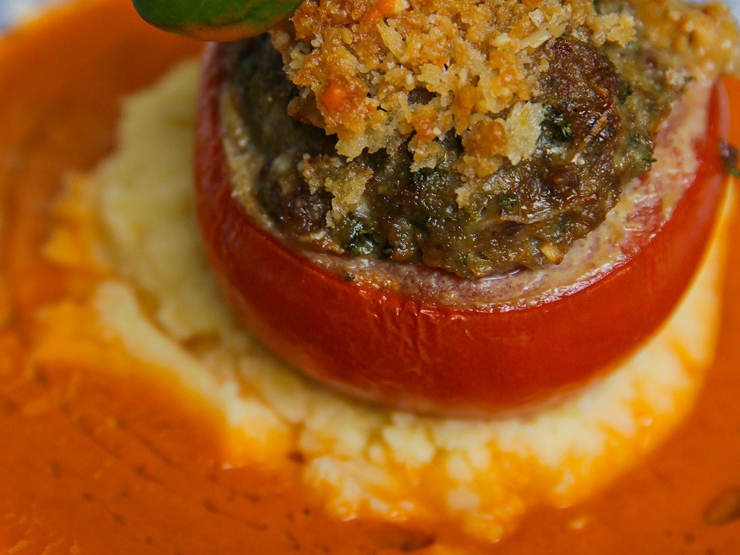 Gevulde tomaten met tomatensaus en parmezaanpuree