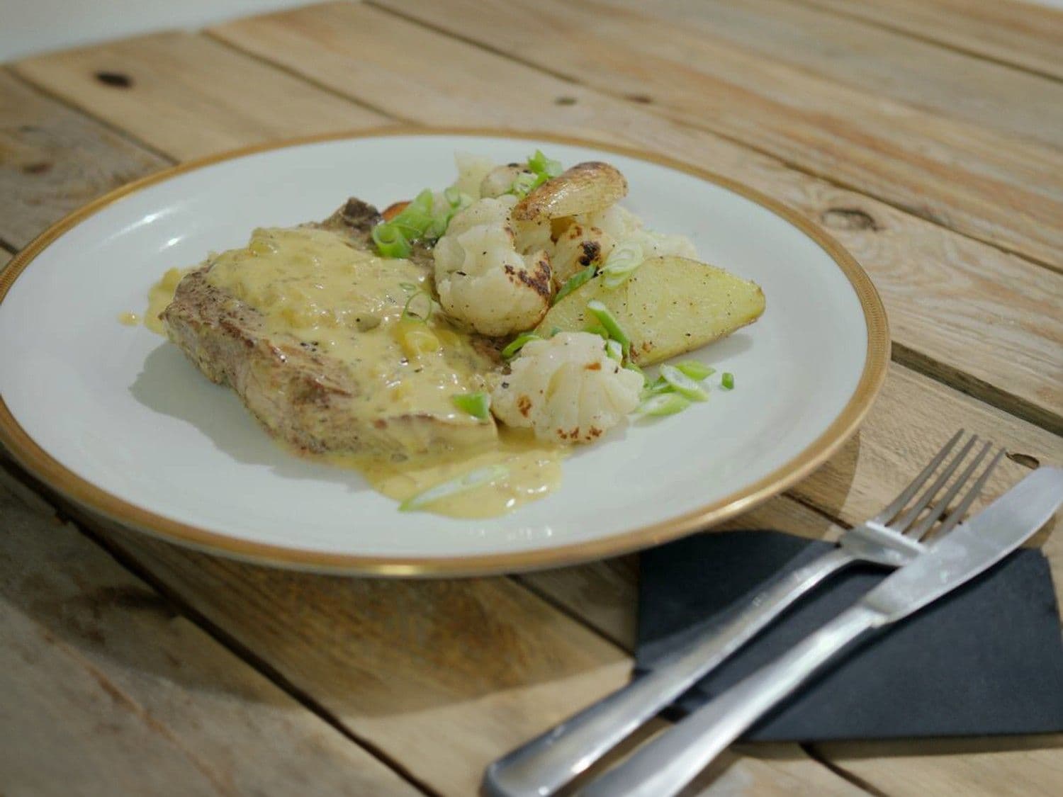 Spiering met bloemkool, aardappelen en pickles
