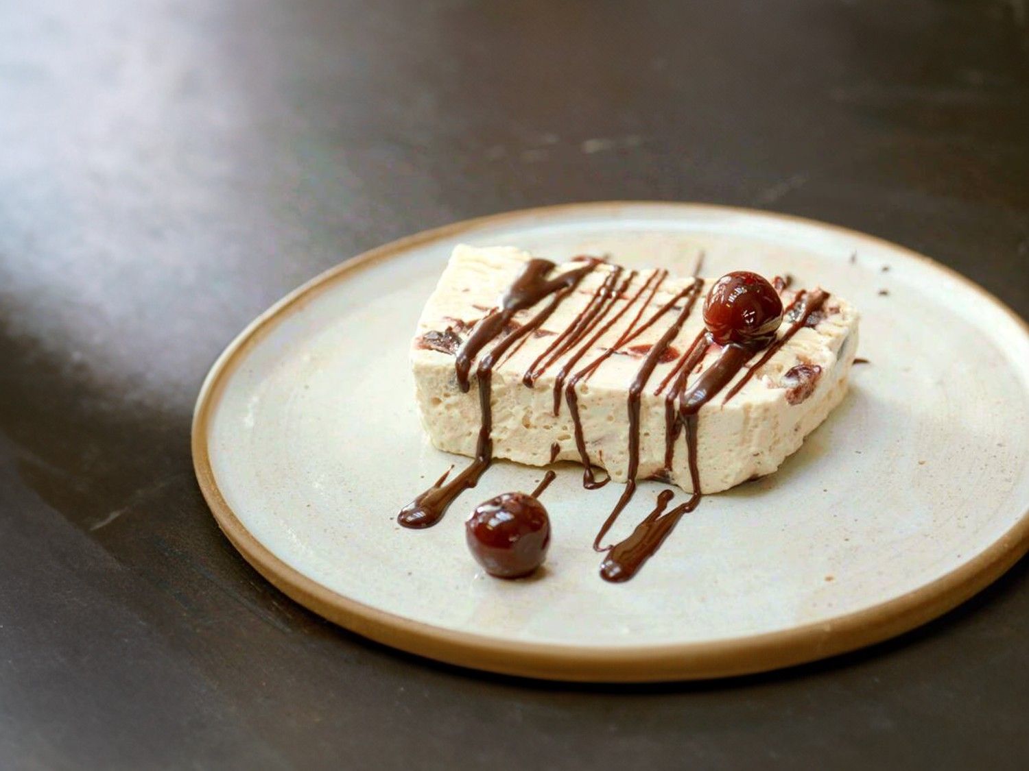 Vanilleparfait met amarena kersen