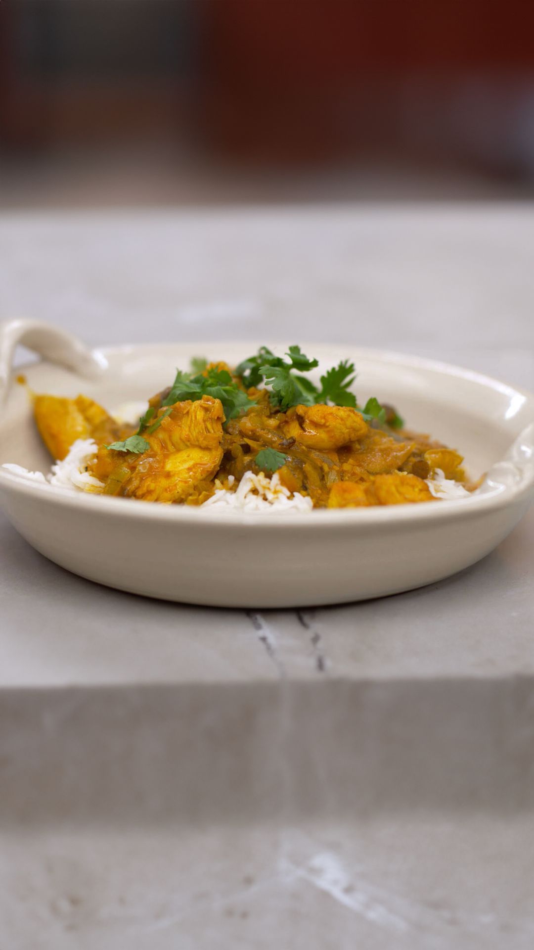 Kippenblokjes in currysaus met shiitake en rijst
