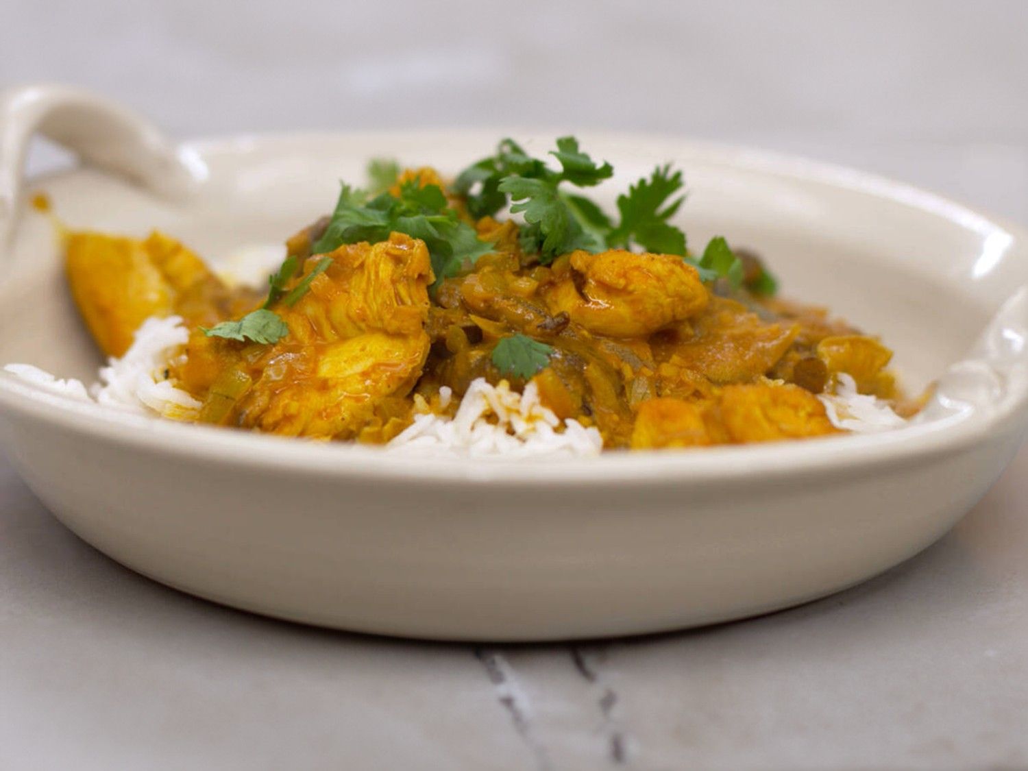 Kippenblokjes in currysaus met shiitake en rijst