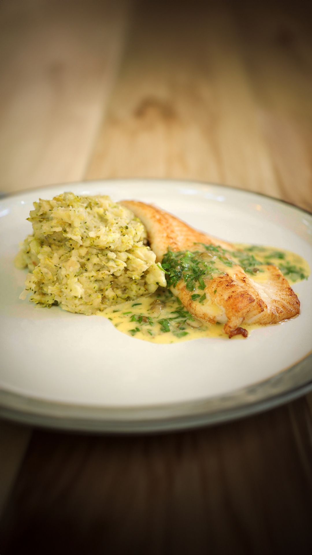 Pladijs met broccolistoemp en beurre blanc met kappertjes