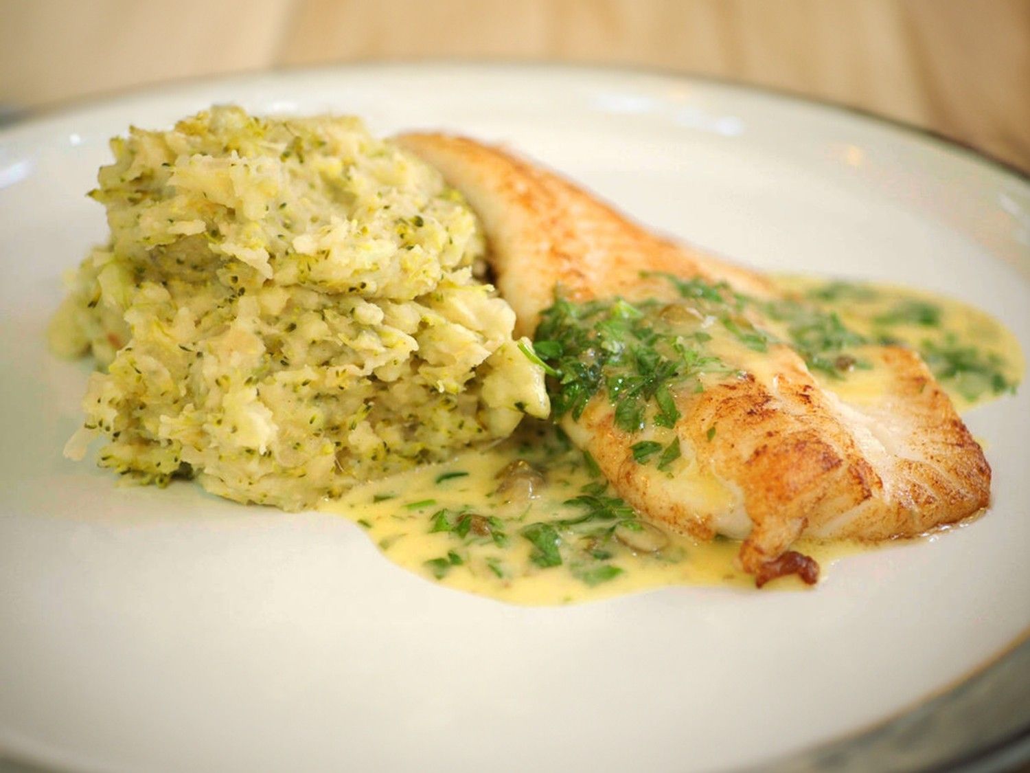 Pladijs met broccolistoemp en beurre blanc met kappertjes