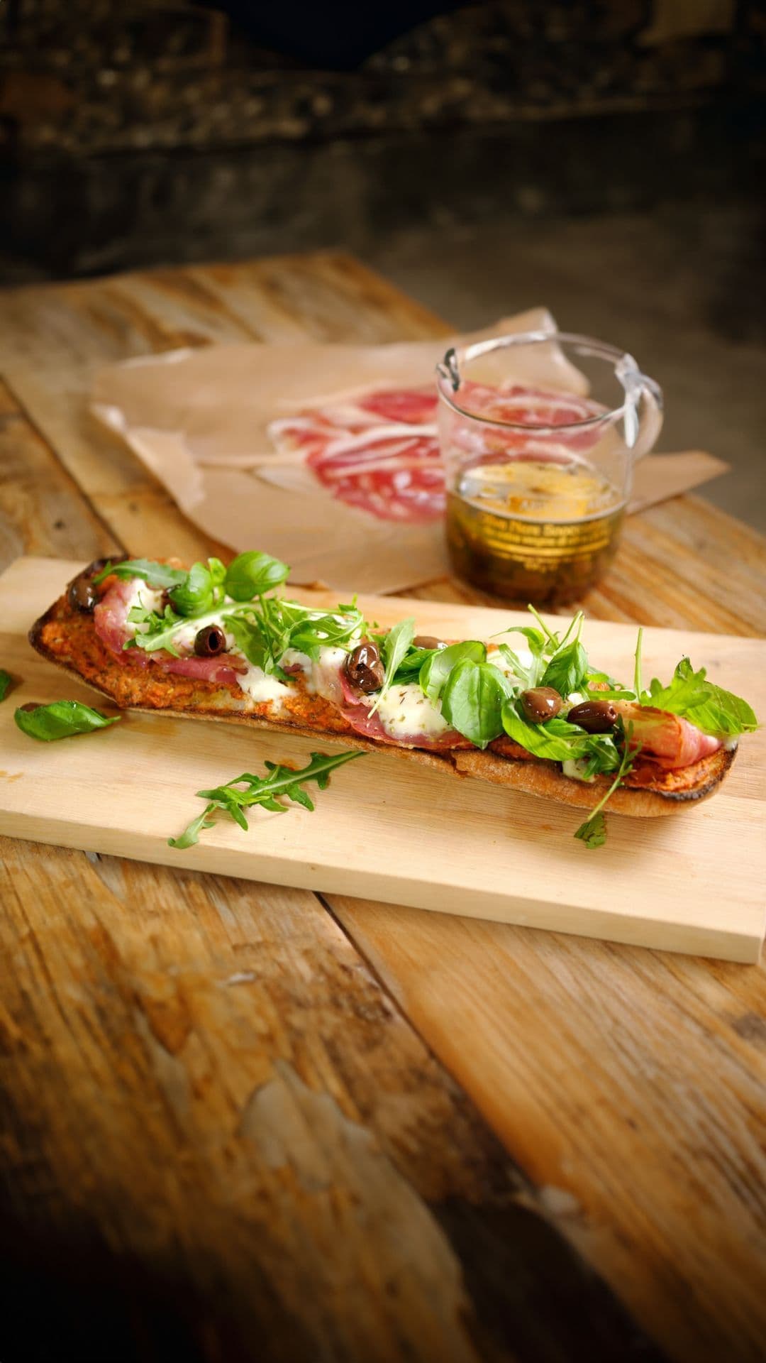 Ciabatta pizza met ansjovis en pancetta