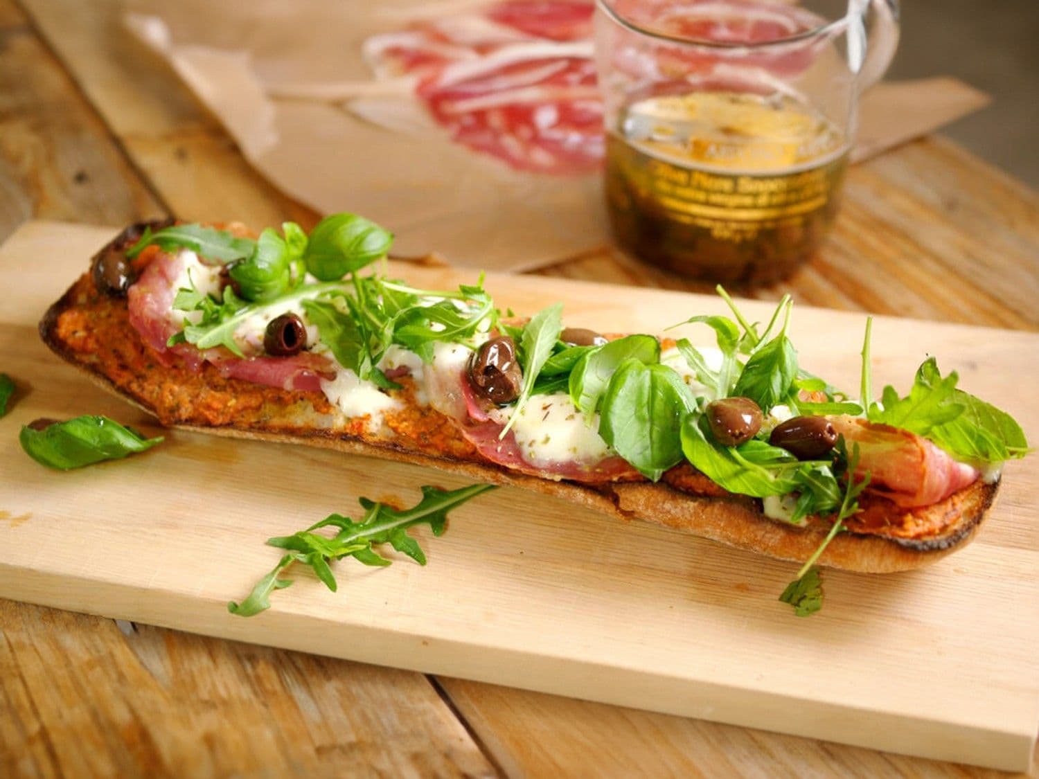 Ciabatta pizza met ansjovis en pancetta