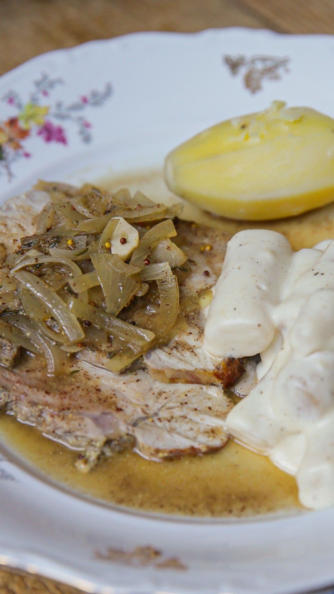 Varkensgebraad, schorseneren in witte saus en gekookte aardappelen