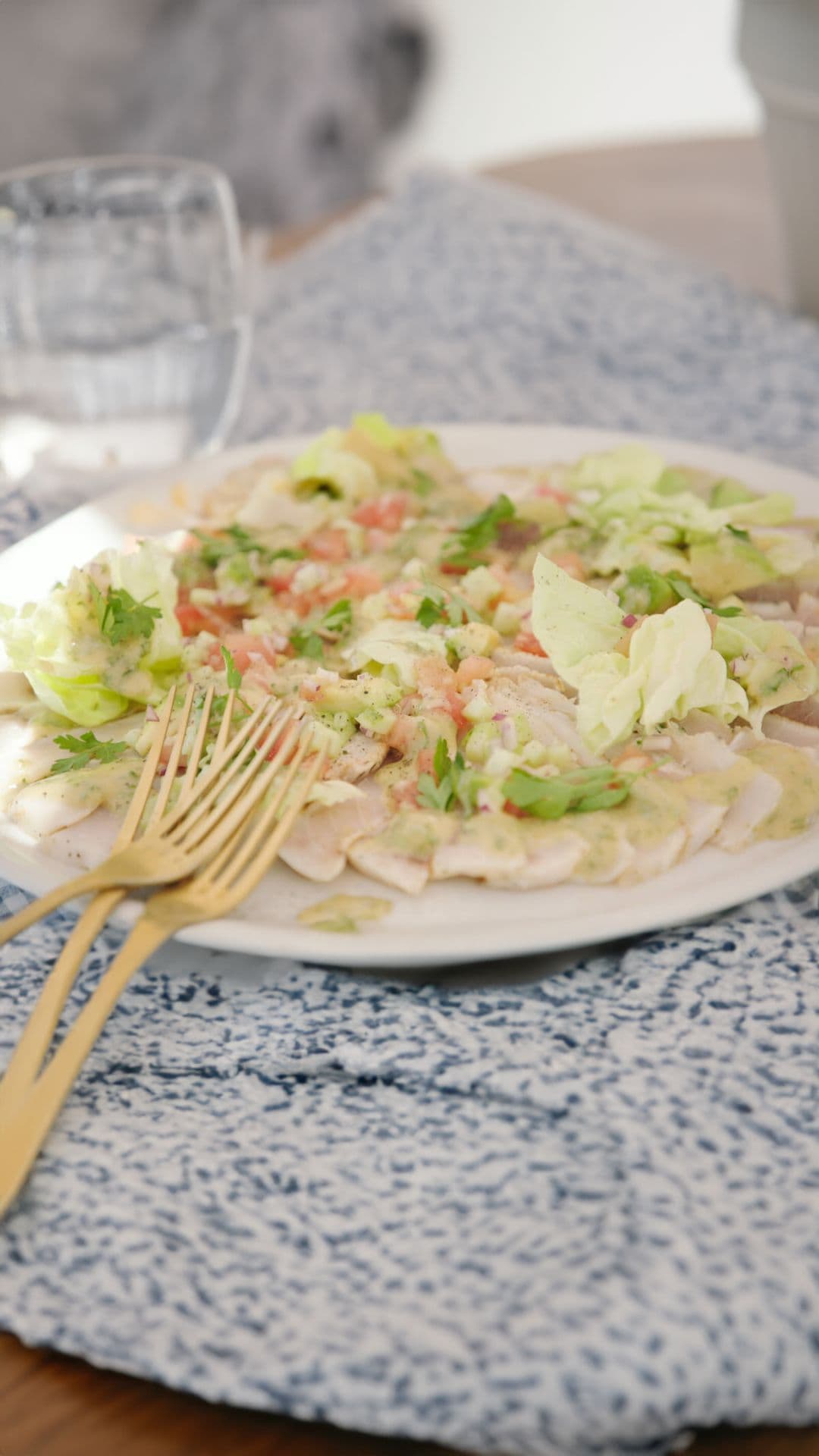 Zwaardvis met avocadosalade en gremolata vinaigrette