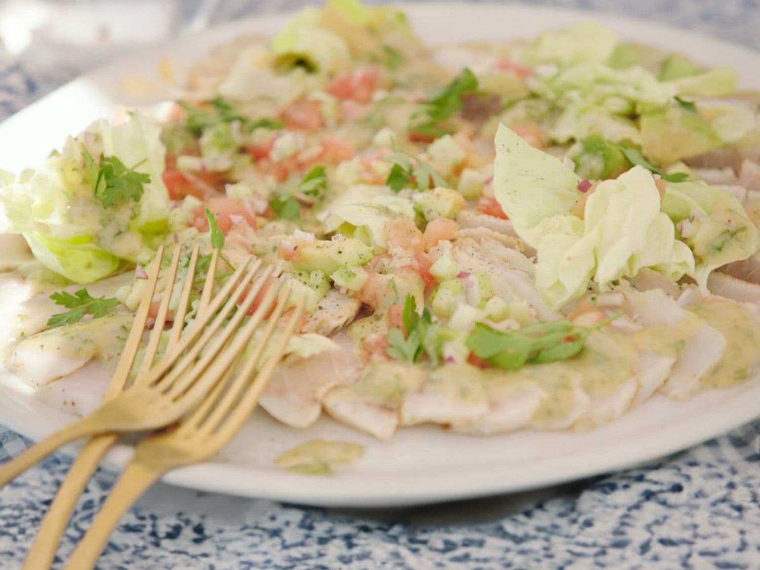 Zwaardvis met avocadosalade en gremolata vinaigrette