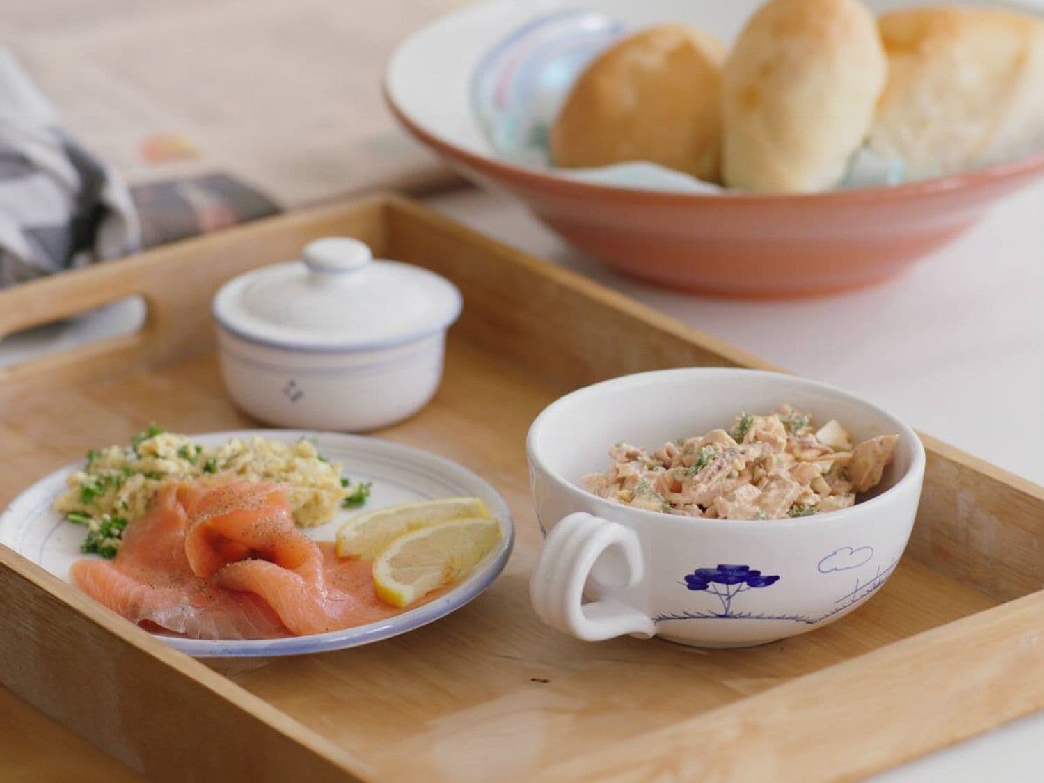 Broodjes met gerookte zalm en kipsla