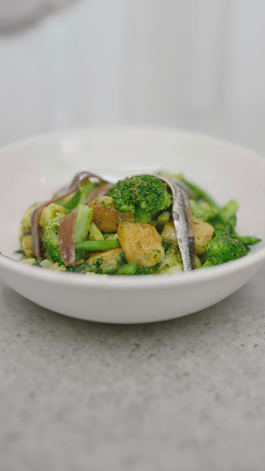 Gnocchi met groene groenten, ansjovis en salsa verde