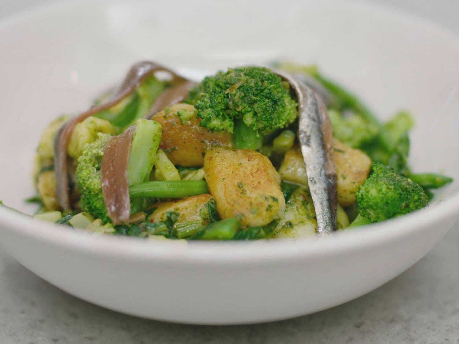 Gnocchi met groene groenten, ansjovis en salsa verde